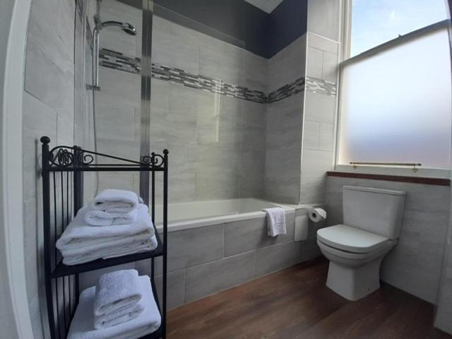 A Two Bedroom Apartment - Victorian Villa At 8 Priestfield Road Edimburgo Esterno foto
